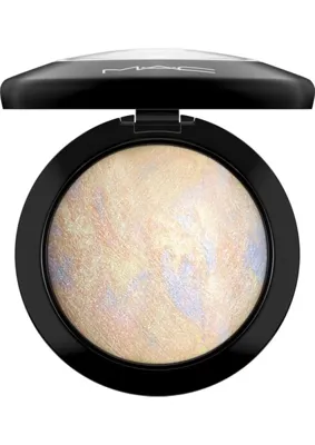 MAC Harika, Hafif Bir Kapatıcılık Sağlayan Mineralize Skinfinish Lightscapade Pudra 10 G