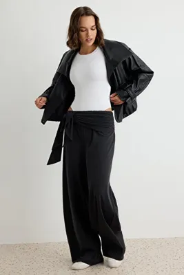 TRENDYOLMİLLA Siyah Premium Lyocell İçerikli Yazlık Wide Leg Kuşaklı Normal Bel Uzun Örme Pantolon TWOSS26PL00165