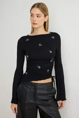 TRENDYOLMİLLA Siyah Kayık Yaka Fitted/Vücuda Oturan Büzgü/Drape Detaylı Taş Aksesuarlı Örme Bluz TWOAW27BZ00419