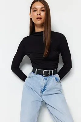 TRENDYOLMİLLA Siyah Büzgü Detaylı Dik Yaka Fitted/Vücuda Uzun Kol Oturan Esnek Örme Bluz TWOAW24BZ00018