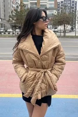 LEVURE Geniş Yaka Kapitone Şişme Kısa Mont - Camel GÜL