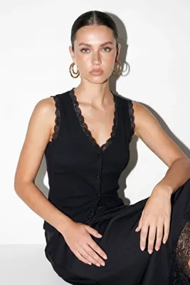 Drop by TrendyolMilla Siyah V Yaka Kolsuz Dantel Detaylı Düğmeli Bluz TDRSS26BZ00048