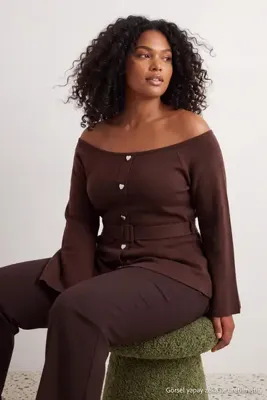 Trendyol Curve Kahverengi Carmen Yaka Fitted Kemer ve Düğme Detaylı Triko Kazak TBBAW27AN00082