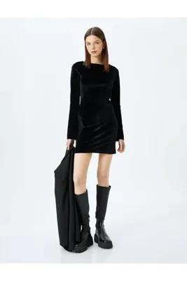 Koton Kadife Uzun Kollu Mini Sırt Detaylı Bisiklet Yaka Slim Fit Elbise