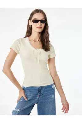 Koton Slim Fit Kısa Kollu Dantel Detaylı Fiyonklu V Yaka Tişört
