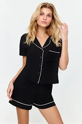 TRENDYOLMİLLA Siyah Biye Detaylı Viskon Şortlu Dokuma Pijama Takımı THMSS24PT00051