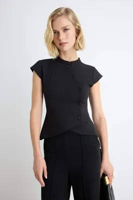 TRENDYOLMİLLA Siyah Düz Fitted Hakim Yaka Ay Kol Düğmeli Asimetrik Scuba Krep Örme Bluz TWOAW27BZ00244