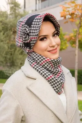 Aişe tesettür Kırmızı Siyah Kazayağı FiyonkluTesettür Şapka Ve Etol Takım