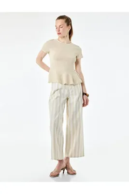 Koton Bürümcük Kumaş Slim Fit Kısa Kollu Bisiklet Yaka Volanlı Peplum Kesim Tişört