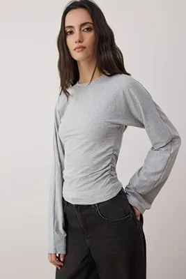 TRENDYOLMİLLA Gri İspanyol Kol Büzgü Detaylı Regular/Normal Kalıp Örme Bluz TWOAW26BZ00293
