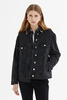Kiwe Yaka Aksesuar Detaylı Oversize Siyah Denim Ceket