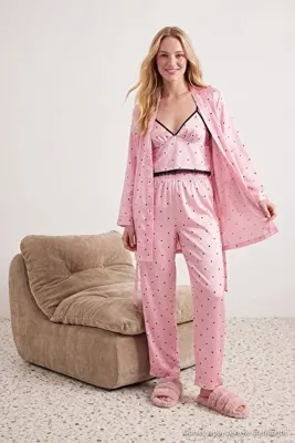 TRENDYOLMİLLA Pembe 3'lü Puantiyeli Saten Dokuma Sabahlık + Pijama Takımı THMAW27PT00011
