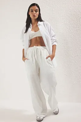 TRENDYOLMİLLA Beyaz Keten Görünümlü Wide Leg/Geniş Paça Şort Astarlı Beli Lastikli Pantolon TWOSS25PL00121