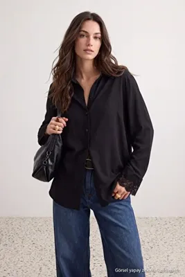Trendyol Modest Siyah Manşeti Dantelli Dökümlü Oversize Gömlek TCTAW27TG00019