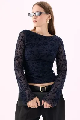 CrepTekstil Crep Kadın Flok Baskılı Çiçek Desenli Kayık Yaka Büzgülü Uzun Kollu Tül Bluz Lacivert