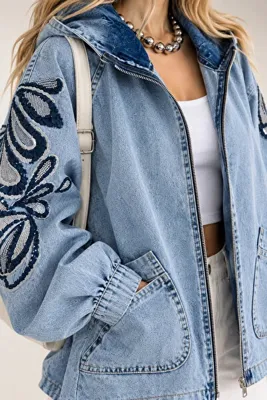 MetuCA Kadın Açık Mavi Kot Pullu Çiçek İşlemeli Kapüşonlu Oversize Kot Ceket