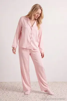 TRENDYOLMİLLA Pembe Leopar Desenli Jakar Saten Dokuma Pijama Takımı THMAW27PT00194