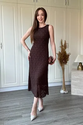 Dilay Gökoğlu Butik Dantelli Eteği Fırfır Detaylı Kolsuz Midi Kahverengi Elbise