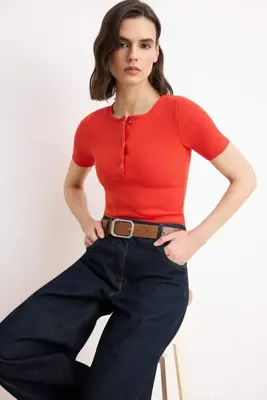 TRENDYOLMİLLA Kırmızı Fitted/Vücuda Oturan Çıtçıtlı Kısa Kollu Fitilli Esnek Örme Bluz TWOSS26BZ00334