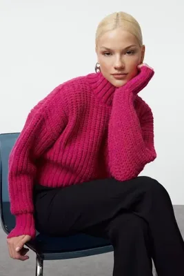 TRENDYOLMİLLA Fuşya Crop Yumuşak Dokulu Basic Kalın Örgü Detaylı Triko Kazak TWOAW25KZ00061