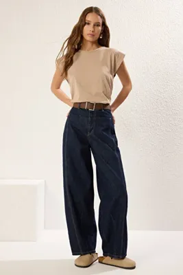 TRENDYOLMİLLA Koyu Mavi Kahverengi Kemerli Dikiş Detaylı Yüksek Bel Barrel Balon Jeans TWOSS25JE00182
