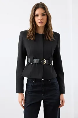TRENDYOLMİLLA Siyah Kemerli Fitted/Vücuda Oturan Şık Dokuma Blazer Ceket TWOAW26BC00003