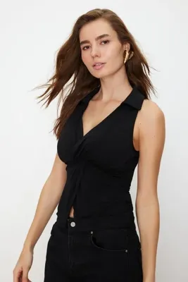 TRENDYOLMİLLA Siyah Fitted/Vücuda Oturan Polo Yaka Esnek Örme Bluz TWOSS24BZ00085
