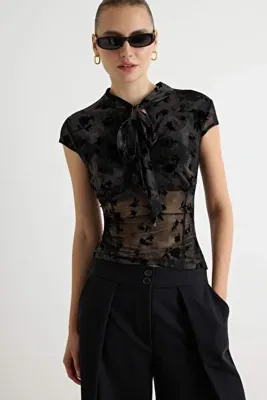 TRENDYOLMİLLA Siyah Çiçekli Fitted/Vücuda Oturan Transparan Fular Yaka Ay Kol Tül Örme Bluz TWOAW27BZ00069