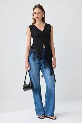TRENDYOLMİLLA Siyah V Yaka Dantel Detaylı İnce Yazlık Triko Bluz TWOSS26BZ00897
