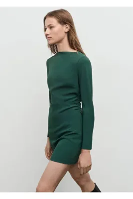 MANGO Woman Büzgülü kayık yaka elbise