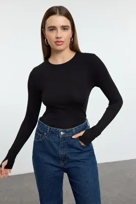 TRENDYOLMİLLA Siyah Viskon/Yumuşak Kumaşlı Parmak Geçme Detaylı Esnek Örme Bluz TWOAW25BZ00014