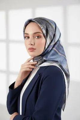 VİOLLA Twill Dokulu Ve Geometrik Desenli Saks Renkli 90x90 Eşarp (İpek İçermez) Dikim Şekli : El Dikişi