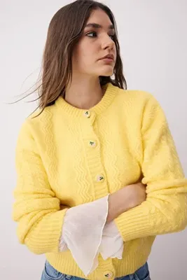 TRENDYOLMİLLA Sarı Yumuşak Dokulu Düğme Detaylı Geniş Kalıp Triko Hırka TWOAW26HI00153