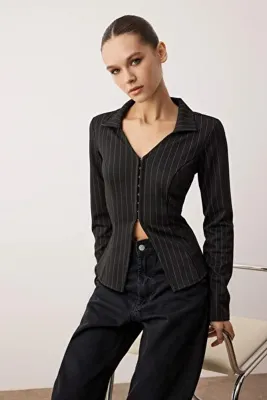 TRENDYOLMİLLA Siyah Çizgili Polo Yaka Agraflı Ftited/Vücuda Oturan Esnek Örme Bluz TWOAW26BZ00038
