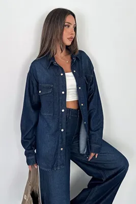 HLT JEANS Kadın Koyu Mavi Oversize Cepli Düğmeli %100 Tencel Kot Gömlek (2 Beden Küçük Alın) SOFİA-6004