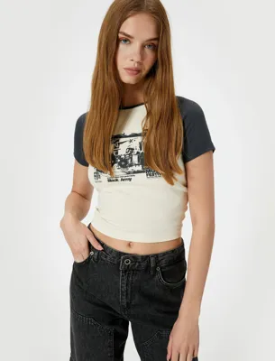 Koton Renk Bloklu Baskılı Crop Tişört Bisiklet Yaka Slim Fit Ribanalı