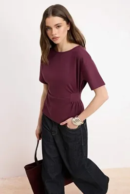 TRENDYOLMİLLA Mürdüm Fitted/Vücuda Oturan Kayık Yaka Düşük Kol Kısa Kollu İnterlok Örme Bluz TWOSS26BZ00193