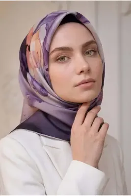 Vissona %100 Twill İpek Batik Çiçek Desenli Mürdüm - Krem Renkli 90x90 Eşarp Dikim Şekli : El Dikişi