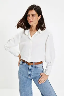 TRENDYOLMİLLA Ekru Düğmeli Pamuklu Geniş Manşet Detaylı Oversize Dokuma Gömlek TWOAW22GO0509