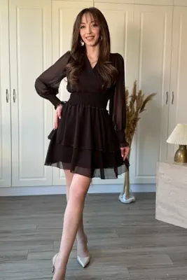 Dilay Gökoğlu Butik Şifon Fırfır Etek Beli Lastikli V Yaka Kısa Kahverengi Elbise