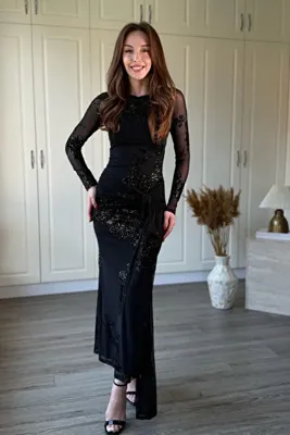 Dilay Gökoğlu Butik Uzun Kollu Simli Çiçek İşlemeli Transparan Detaylı Önü Kuşaklı Siyah Maxi Tül Elbise