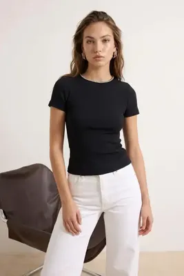 TRENDYOLMİLLA Siyah Fitted/Vücuda Oturan Kısa Kollu Aksesuar Detaylı Fitilli Esnek Örme Bluz TWOSS26BZ00092