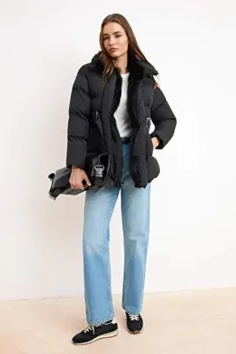 TRENDYOLMİLLA Siyah Regular Kalıp Kemerli Kürklü Mont TWOAW26MO00175