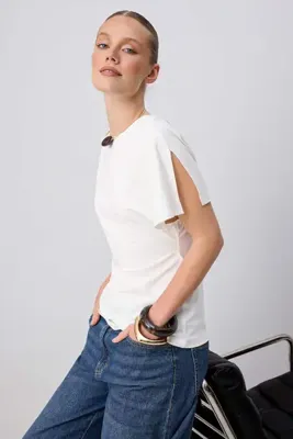 TRENDYOLMİLLA Ekru Düz Fitted Bisiklet Yaka Standart Kol Kısa Biyeli Pamuklu Esnek Örme Bluz TWOSS26BZ00749