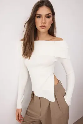 TRENDYOLMİLLA Ekru Premium İplik/Özel İplik Carmen Yaka Triko Kazak TWOAW26KZ00064