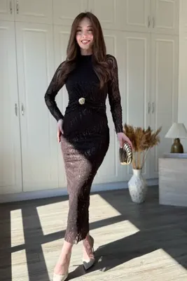 Dilay Gökoğlu Butik Bel Aksesuarlı Simli Transparan Uzun Kol Midi Kahverengi Elbise