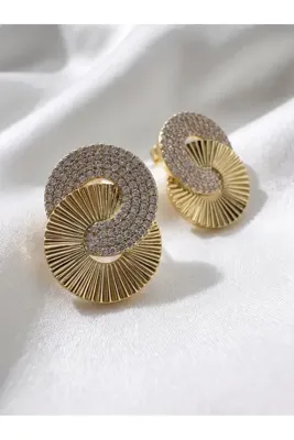 La sauvagine Kadın Gold Zirkon Taşlı Pliseli Dokulu İç İçe Geçmeli Sarmal Çivili Küpe