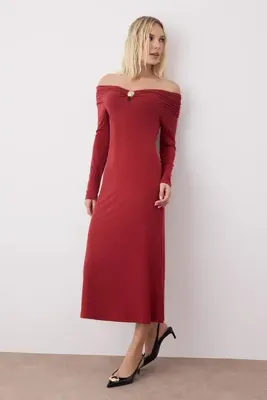 TRENDYOLMİLLA Kiremit Aksesuar Detaylı Açık Omuzlu Bodycon Maxi Esnek Örme Elbise TWOAW26EL00166