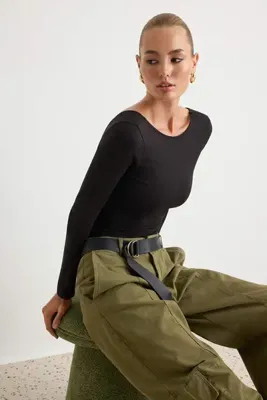 TRENDYOLMİLLA Siyah Pamuklu Esnek Sırt Dekolteli Fitted/Vücuda Oturan Esnek Bluz TWOAW24BZ00160