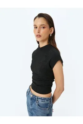 Koton Dik Yaka Kap Kol Drape Detaylı Dokulu Crop Tişört